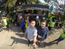 PEMINAT SELFIE DEPAN FOOD TRAK