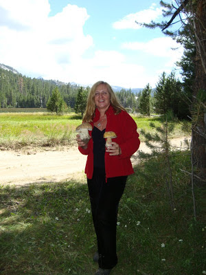 Maja Trochimczyk picks mushrooms in the Sierras 