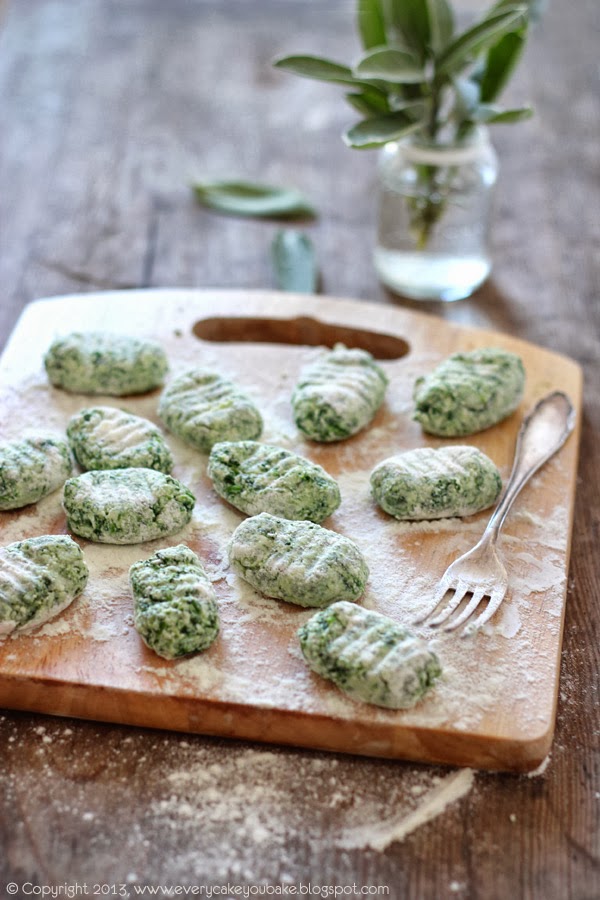 "Gołe pierogi" ze szpinakiem i masłem szałwiowym Every Cake You Bake