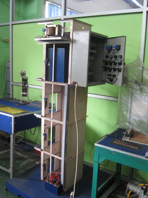 Fasilitas Pelatihan PLC <em>Miniatur Mesin</em>