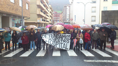 manifestantes a las puertas del hospital 26M2012