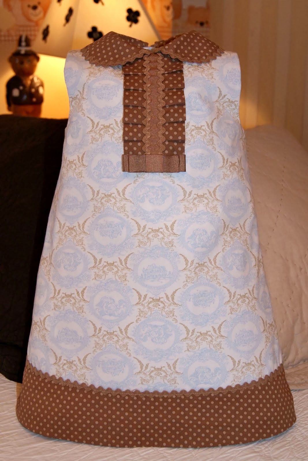 Vestido toile de Jouy celeste con camel