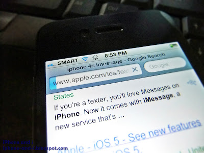 iPhone 4S opens a web page in Safari through a Wi-Fi connection.