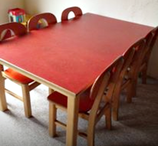 Krudtuglensmor: 4 hukit stole og et aflangt bord sælges! solgt!
