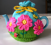 You can add extra bee, ladybug or flower buttons to jazz up the garden if . (flower garden tea cosy)