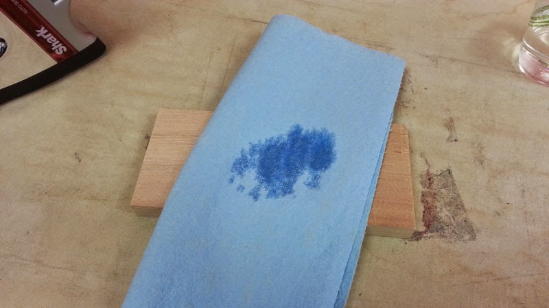 凹んだ木材をアイロンと水で元に戻す方法