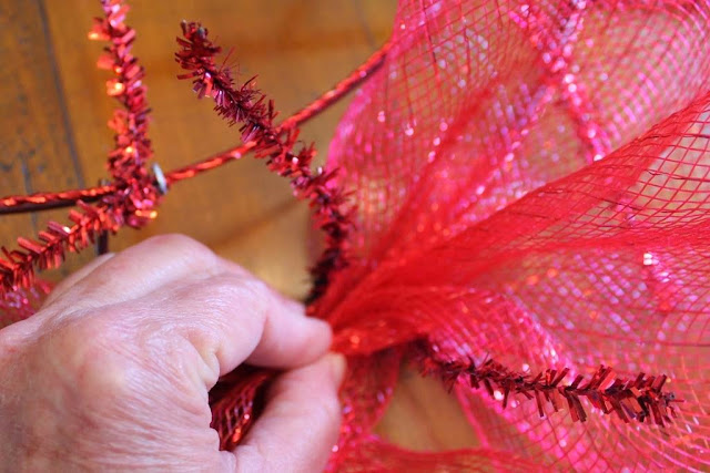 how to put deco mesh on wreath