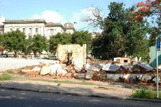 Demolida centenária “madeira-e-zinco” da Av. Karl Marx 