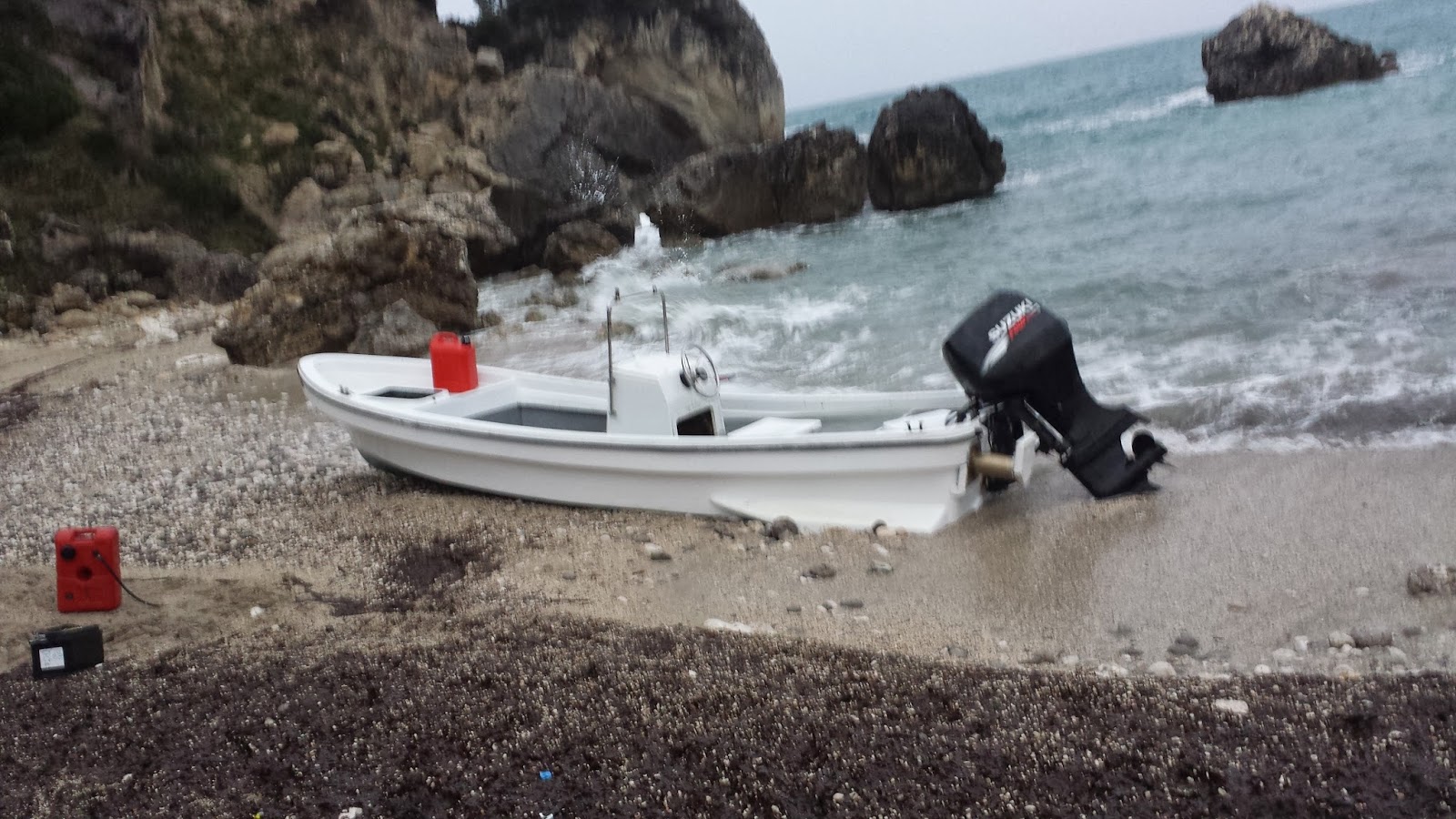  43χρονος πίσω απο τον εντοπισμό ναρκωτικών σε εγκαταλελειμμένο σκάφος επί της ακτής στην παραλία «ΠΙΣΩ ΚΡΥΟΝΕΡΙ» Πάργας την 24/01/14.