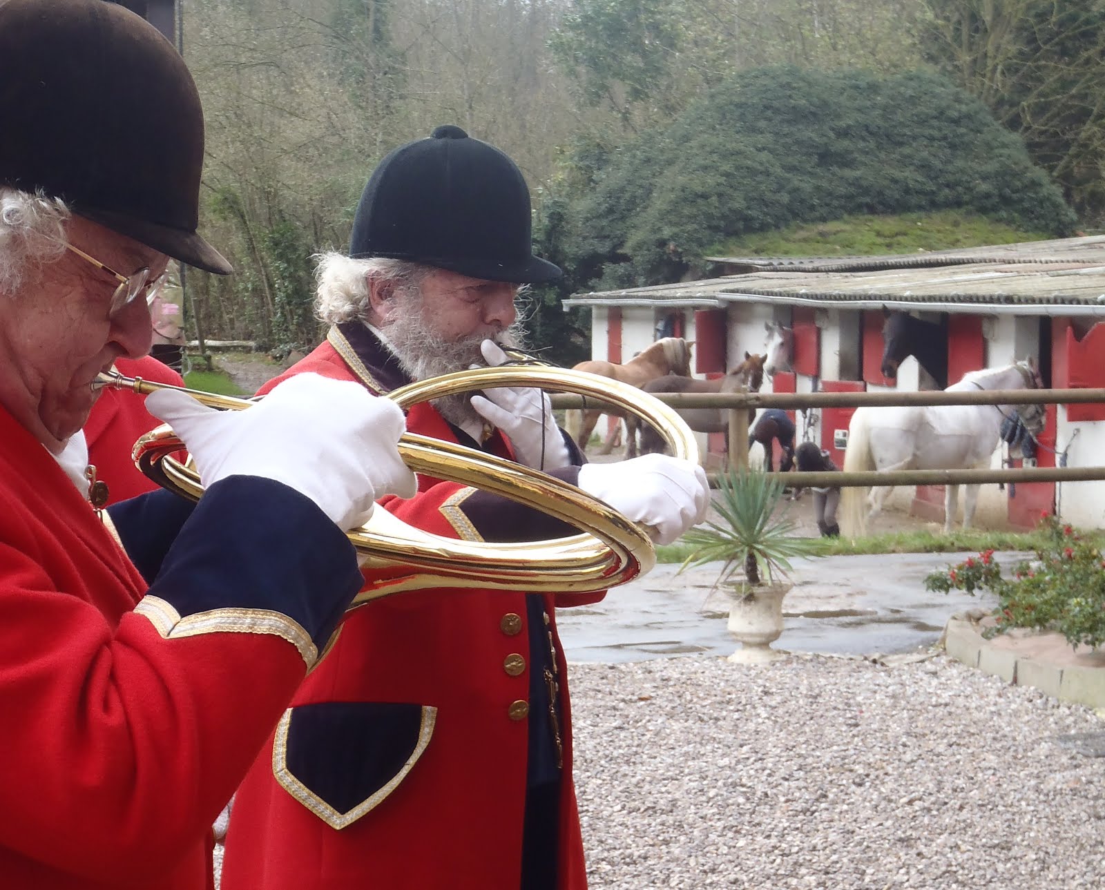 Rassemblement équestre autour de la stèle de Charles et Robert, Nesles-la-vallée