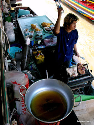 MERCADO FLOTANTE TALING CHAN, BANGKOK. TAILANDIA