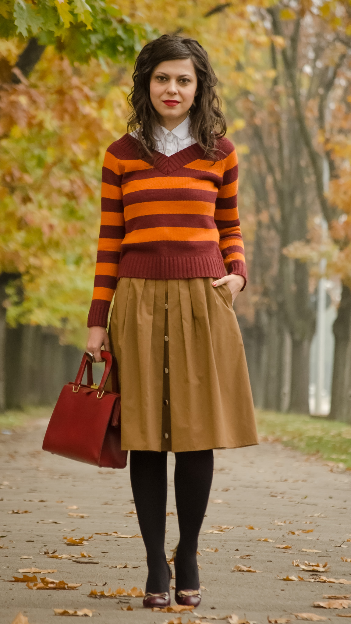 harry potter fall outfit brown skirt burgundy orange sweater shoes heels bag autumn scenery fallen leaves