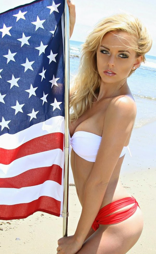 Американка с большими сиськами раздевается на фоне флага