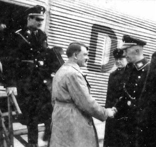 http://1.bp.blogspot.com/-4igKLJ5qrD4/UcrKQ9nJTLI/AAAAAAAAADM/gfplQmn7GhU/s320/hitler_masonic_handshake_1.jpg