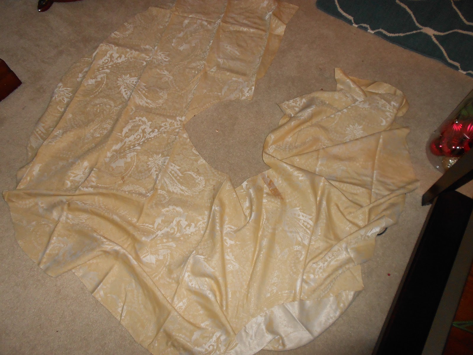 DIY Tree Skirt from Table Cloth My Girlish Whims