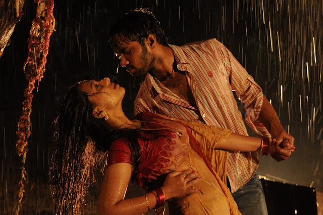 Yamuna-Movie-Sri-Divya-Hot-Dancing-Moment