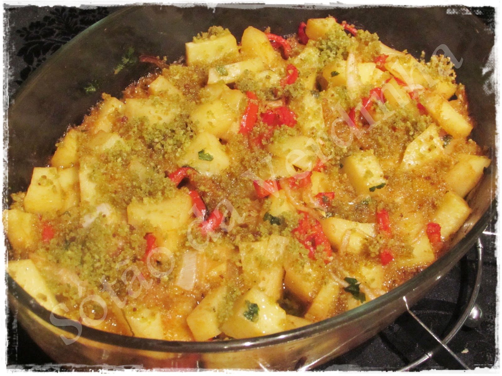 Sótão da Verdinha Bacalhau na Telha com Bacon, Pimentos e Broa de Milho