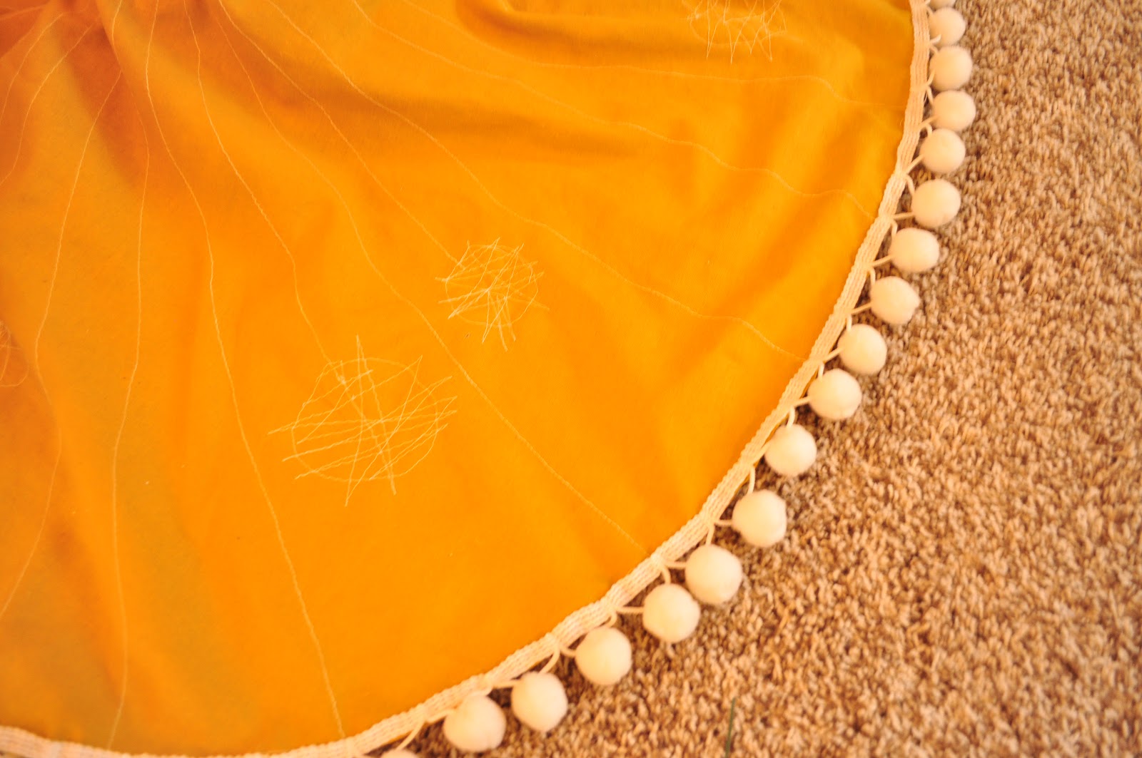 906 E. Chic ANTHROPOLOGIE Inspired PomPom Tree Skirt {A TUTORIAL}...