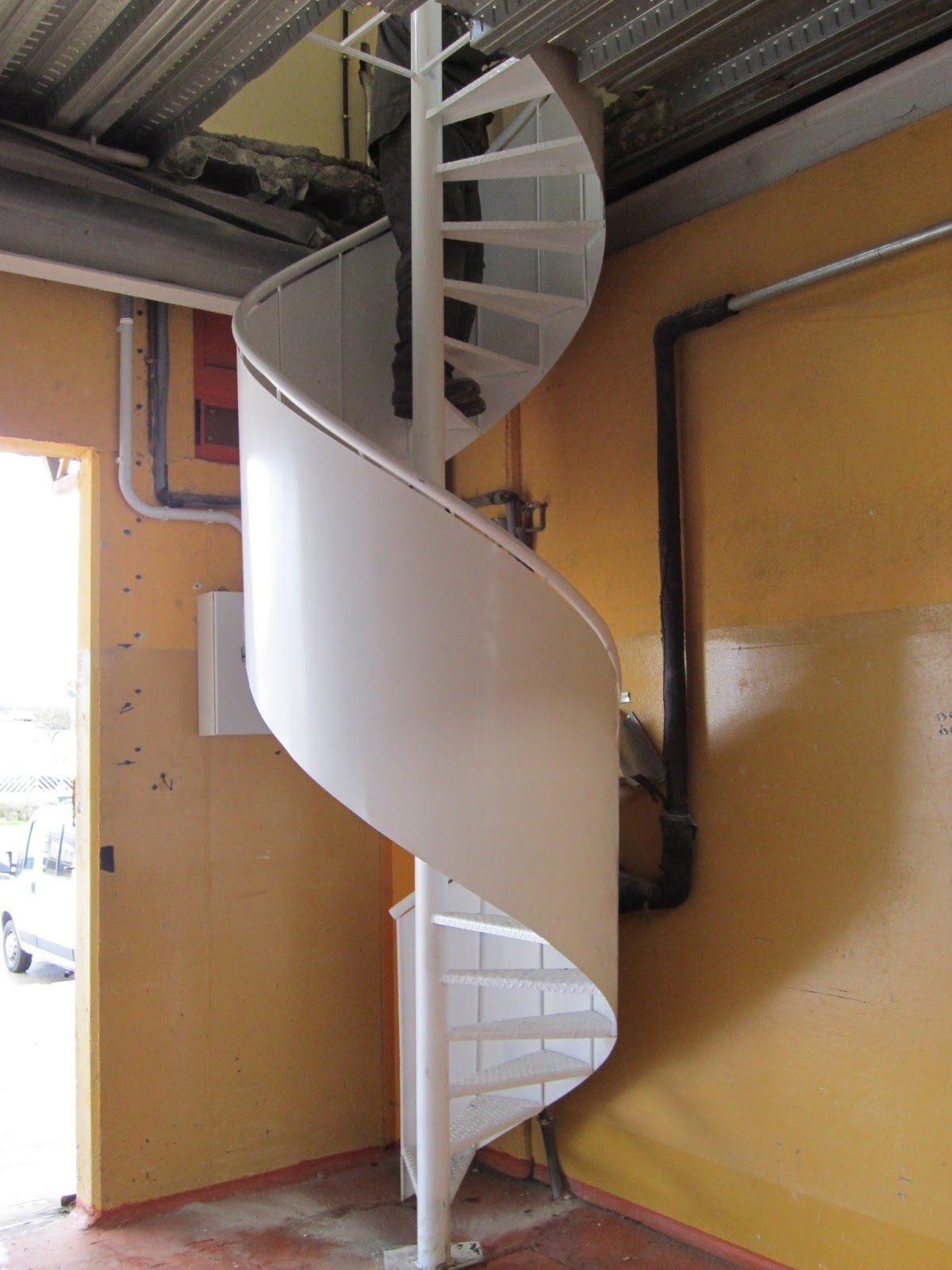 NORBEL CARPINTERIA METÄLICA Y ACERO INOXIDABLE: ESCALERA DE CARACOL