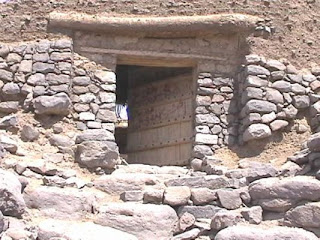 نقره لتكبير أو تصغير الصورة ونقرتين لعرض الصورة في صفحة مستقلة بحجمها الطبيعي