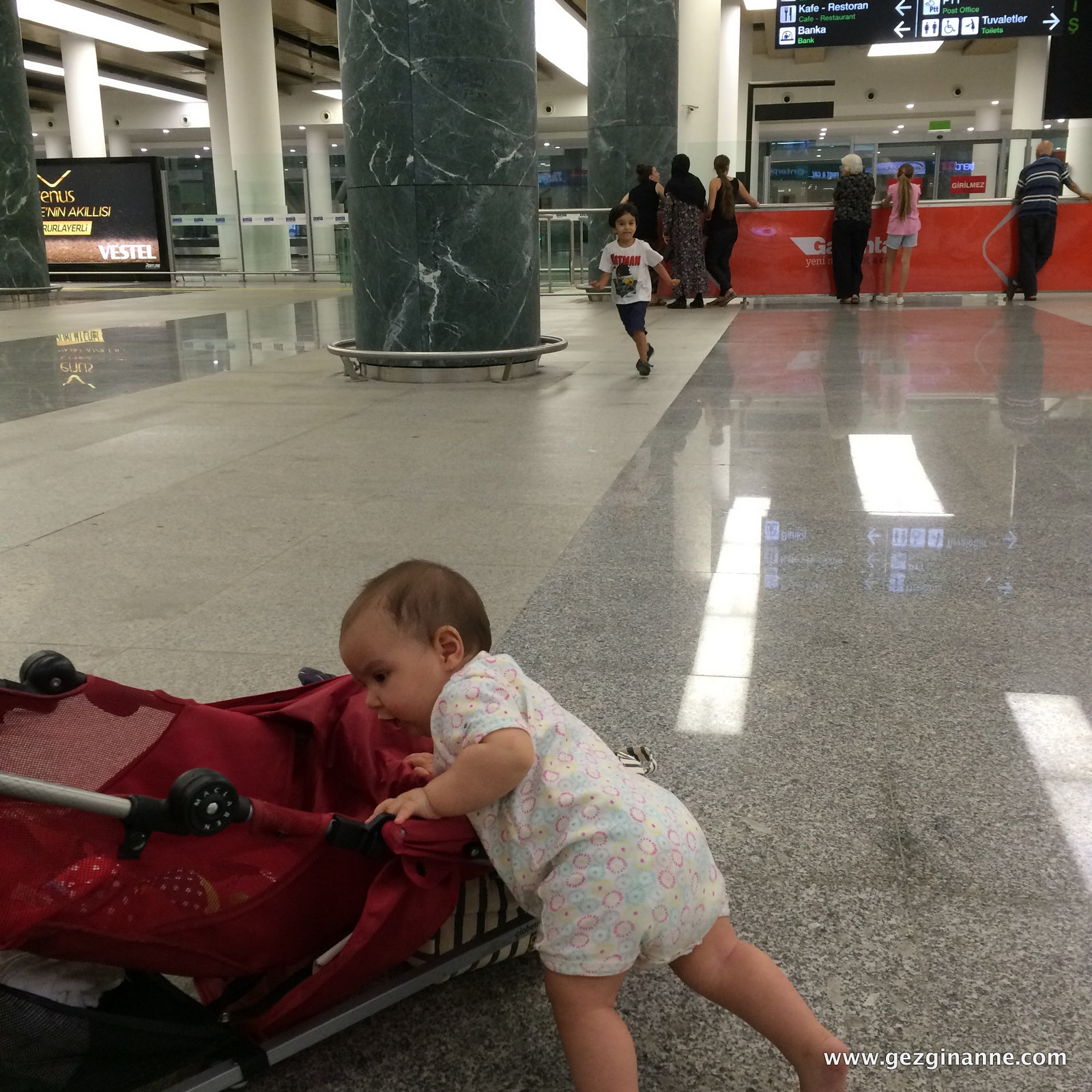 Gezgin Anne Çeşme�de Tatil (Dikkat! Çok Çocuk İçerir&hellip;)