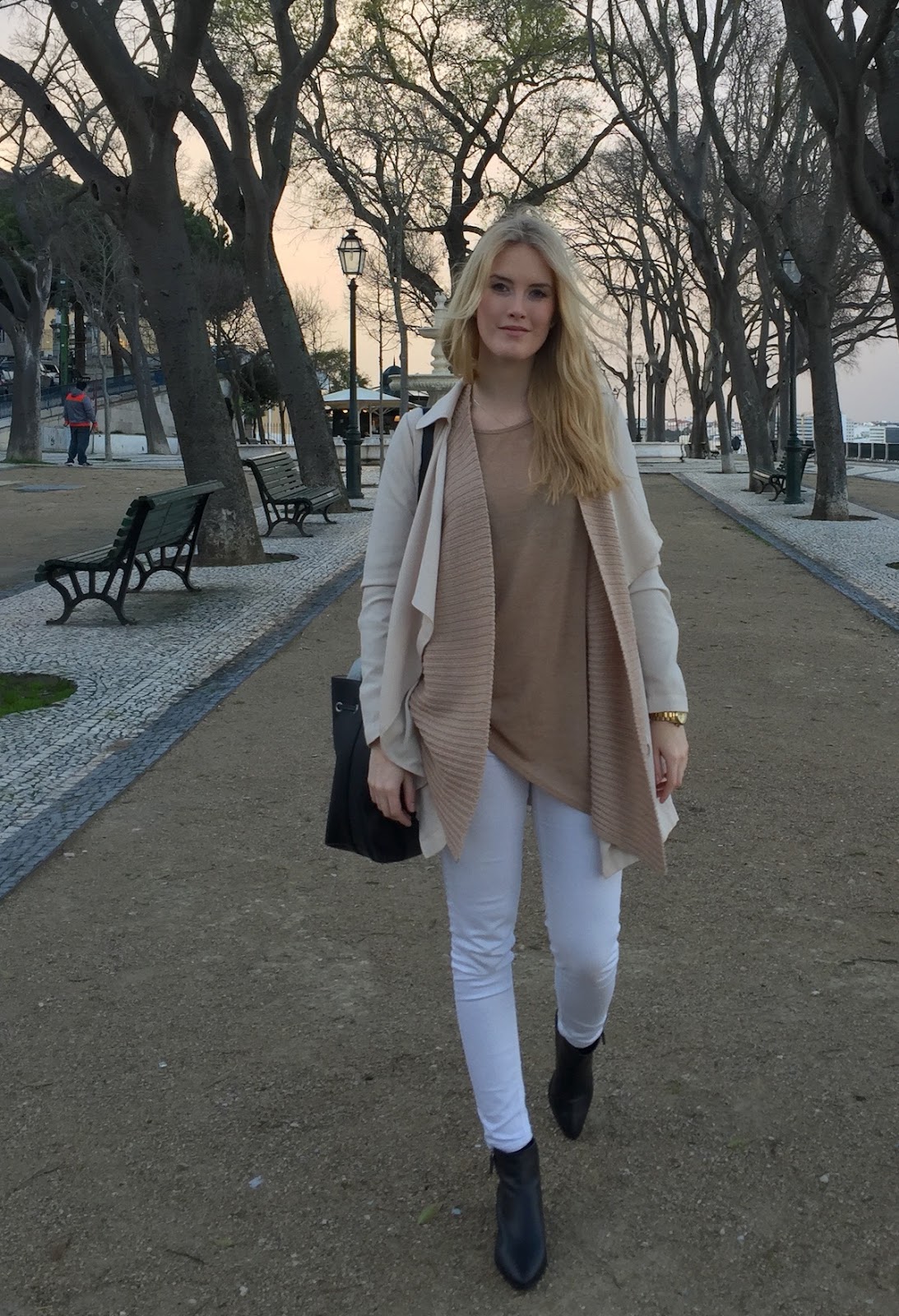 Outfit Fashionblogger Layering neutrale Farbtöne Bucket Bag Outfit Fashionblogger Layering neutrale Farbtöne Bucket Bag