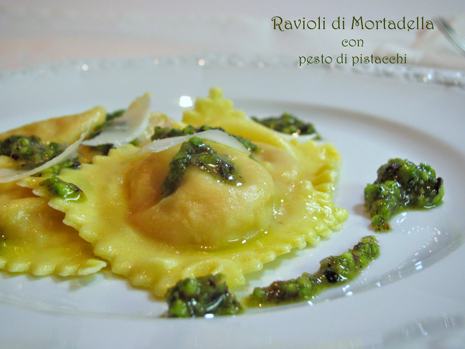 Tra dolce ed amaro Sizilien trifft auf die Emilia Romagna Ravioli di mortadella con pesto di
