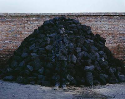 publish_worksimages_Liu_Bolin_HITC_No.95_Coal_Pile_photograph_118x150cm_2010_xl-580x461.jpg