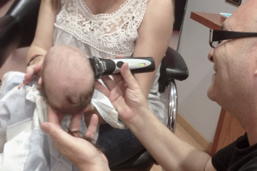 cortando el cabello a un bebe