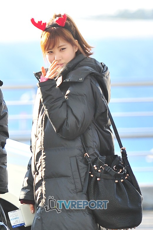[PIC][24-12-2012]SNSD khởi hành đi Nhật Bản vào sáng nay + 8 thành viên đeo bờm giáng sinh trước sân bay + Sunny vắng mặt vì ốm %EA%B3%B5%ED%95%AD+(21)
