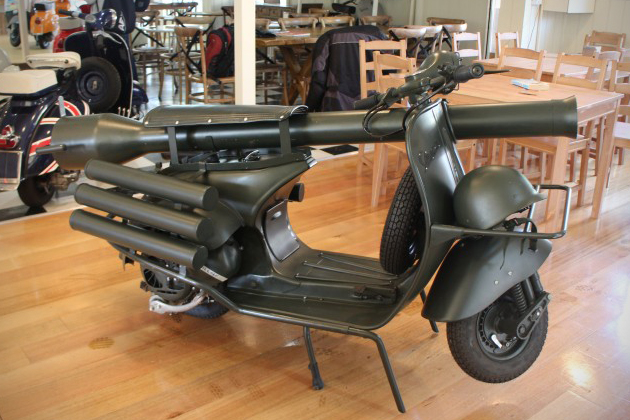 http://1.bp.blogspot.com/-54FLNNomZI0/VdRmC9-Q3II/AAAAAAAABew/GxNJ809Q4_s/s640/Vespa-150-TAP-Scooter-With-Light-Anti-Armor-Cannon-1.jpg