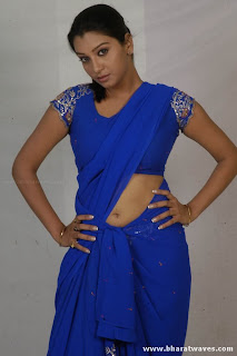 South Indian Actress Siddhie Navel Showing1