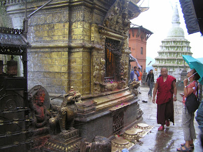 Nepal, Swayambhunath Stupa in Kathmandu   by E.V.Pita (2006)  http://picturesplanetbyevpita.blogspot.com/2015/05/nepal-swayambhunath-stupa-in-kathmandu.html   Estupa de Swayambhunath en Katmandú  por E.V.Pita (2006)