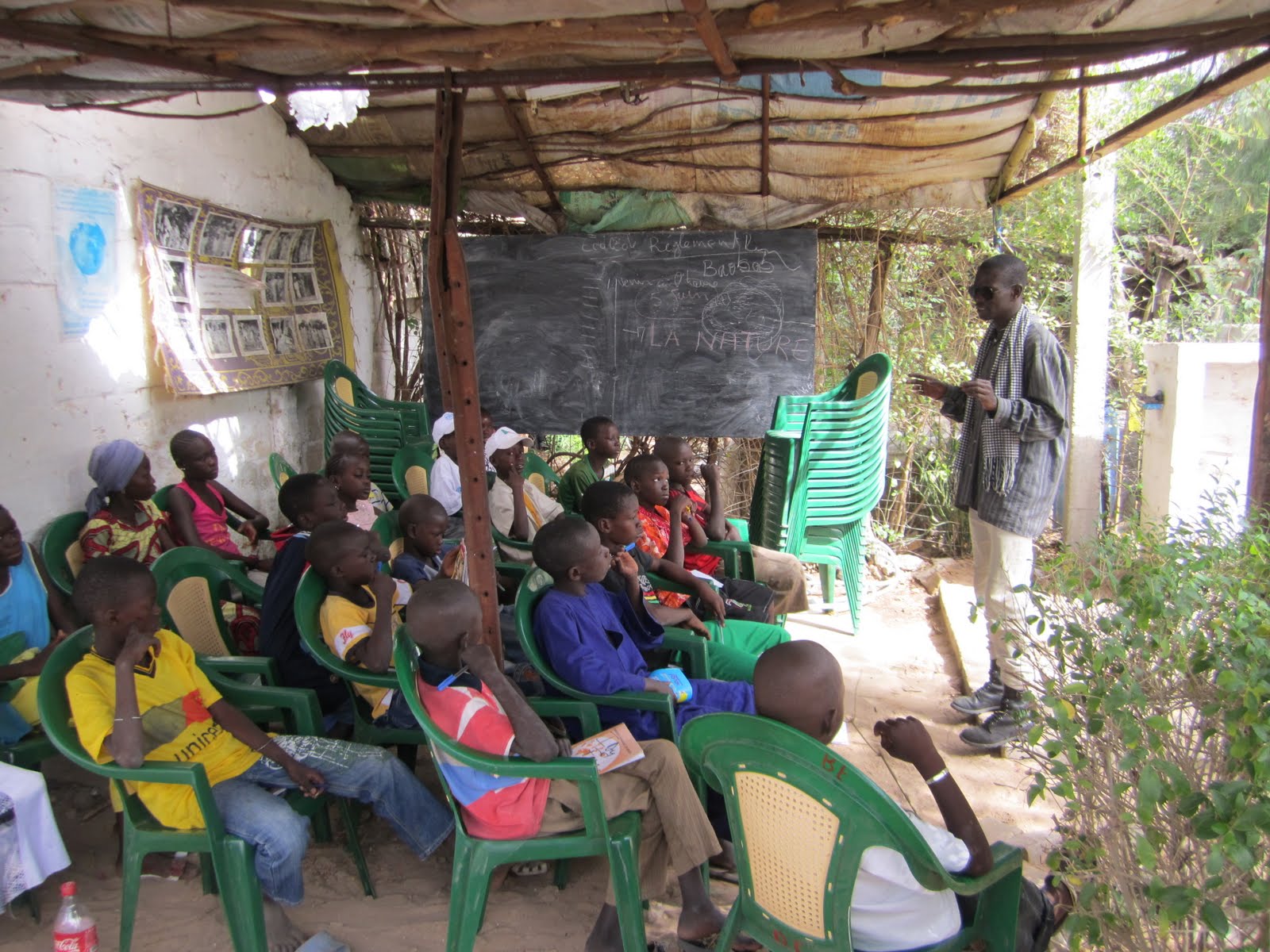  Африка. Переработка мусора в брикеты для печи. bumazhnyie briketyi 