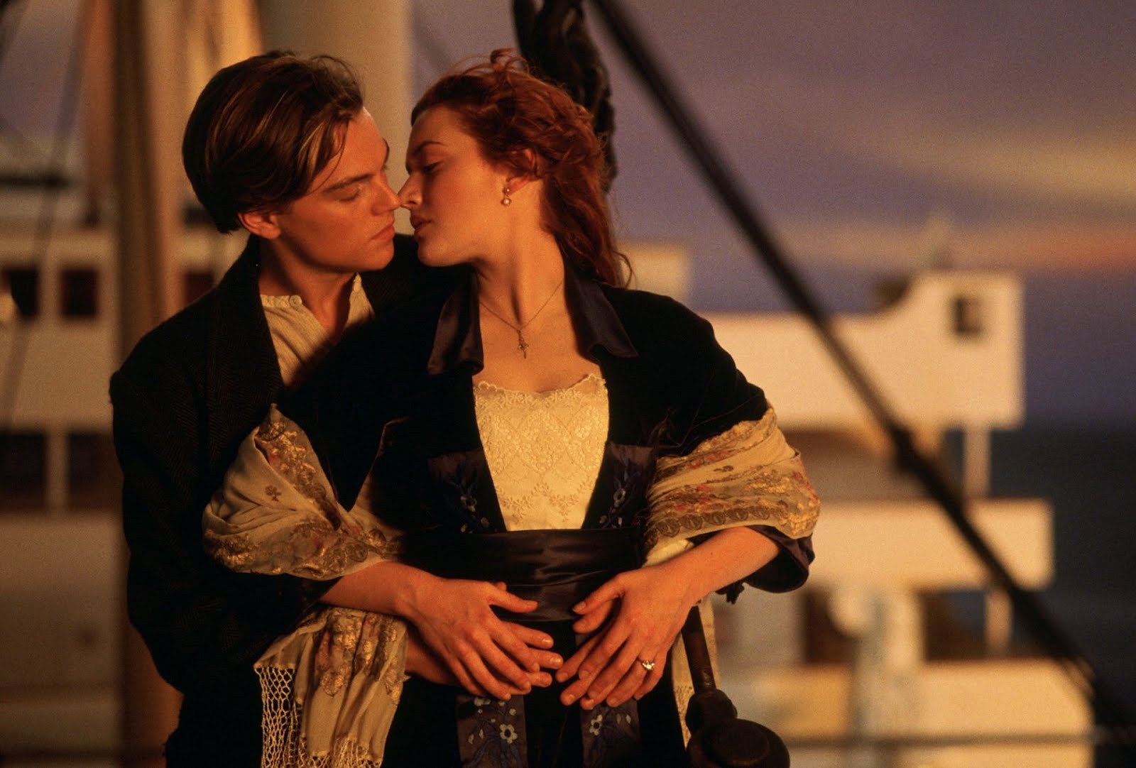 http://1.bp.blogspot.com/-5EmzENgZiOo/UCEmNJXxArI/AAAAAAAAExo/QCdYcl2SSFM/s1600/TITANIC%2B1997%2BWALLPAPER%2BLEONARDO%2BDICAPRIO%2BKATE%2BWINSLET%2BJACK%2BAND%2BROSE%2BKISSING%2BON%2BTITANIC%2BDECK%2BWALLPAPER.jpg