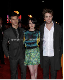 Robsten - Imagenes/Videos de Paparazzi / Estudio/ Eventos etc. - Página 9 Captura+de+pantalla+2012-09-18+a+la(s)+19.31.30