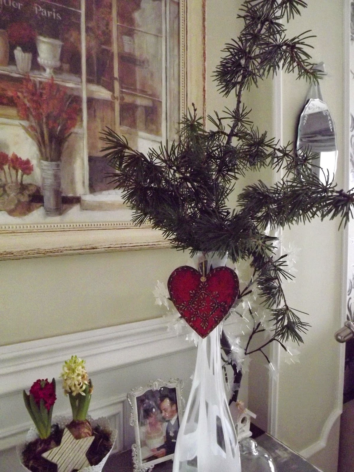 Un vergel en la ciudad: Pino sobre la chimenea