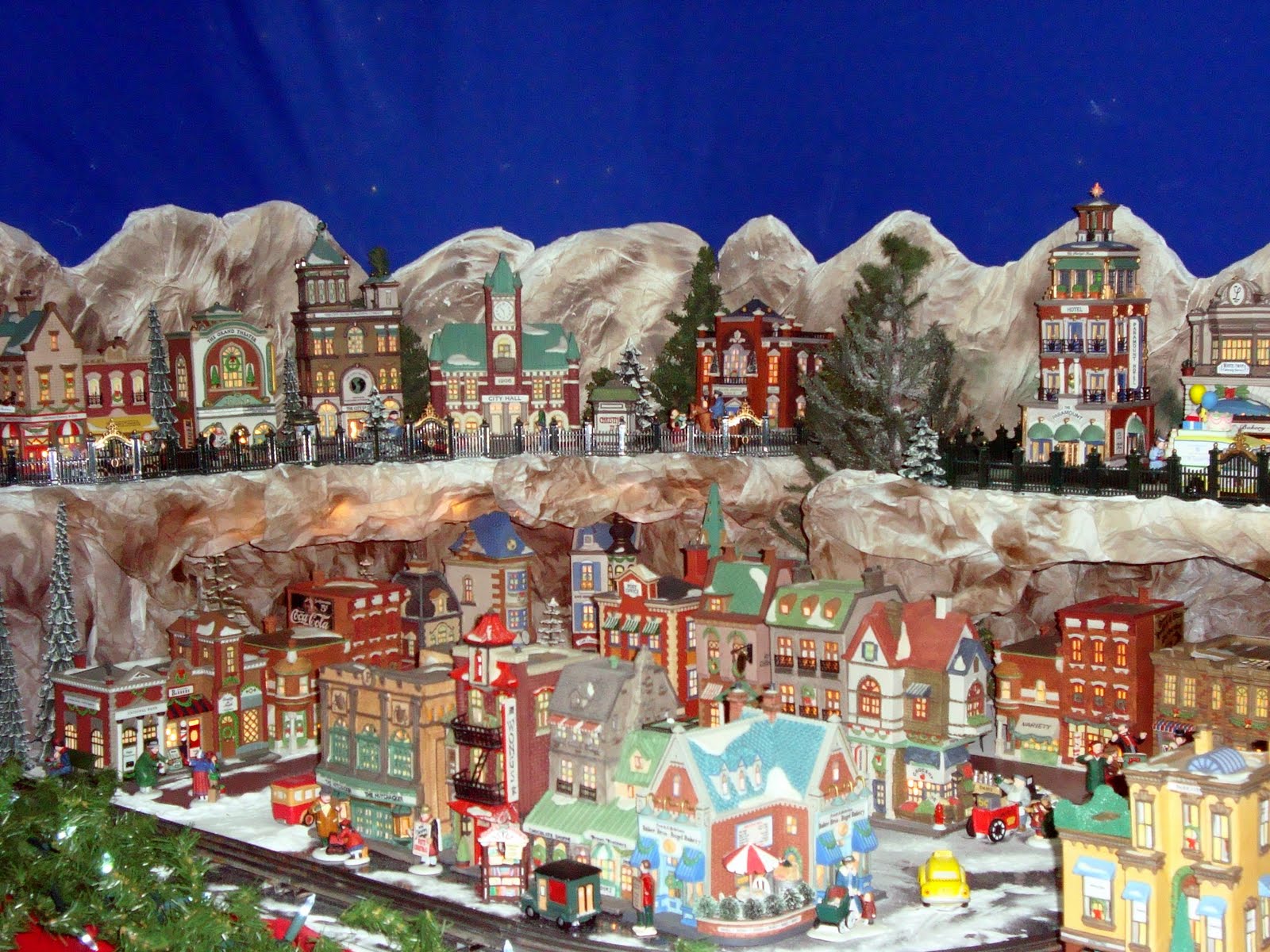 Highway Runner: CHRISTMAS HOUSE IN MENIFEE, CA