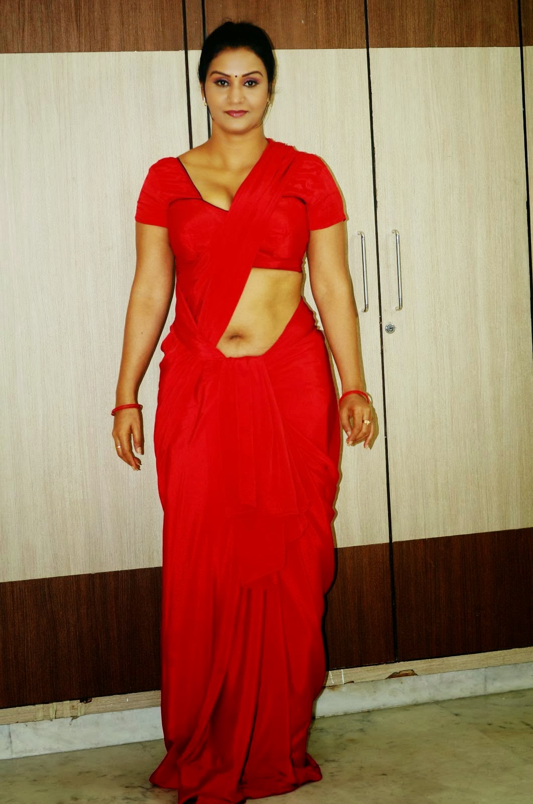 SAREE BELOW NAVEL PHOTOS: Telugu Aunty Apoorva Hot Deep Navel Show ...