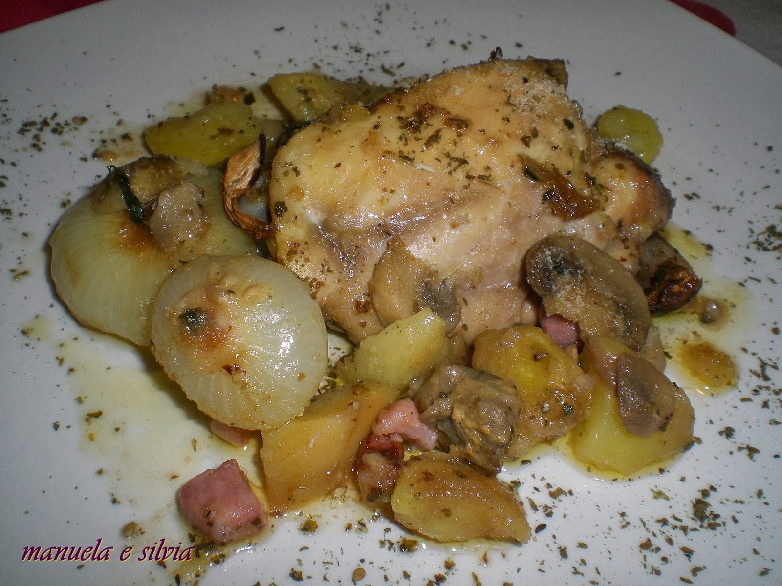 Teglia ricca di pollo, cipolline borettane, patate e funghi