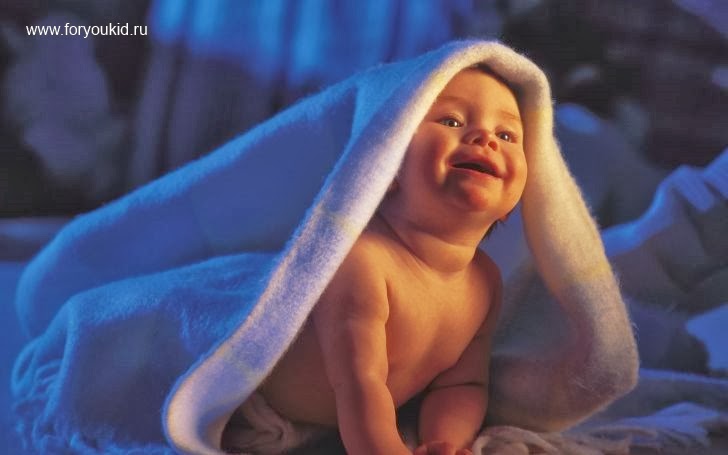  Изображение ребенка, вылезающего из под одеяла