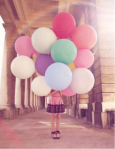 http://1.bp.blogspot.com/-5KFgmfM2QLc/TylY2bLB54I/AAAAAAAADdk/EXhTSyBqq7M/s640/architecture,balloons,color,fashion,ballons,photography-fe528324134008834c4973968b8f9e3d_h.jpg