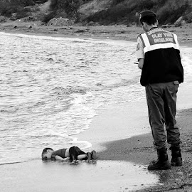 AYLAN KURDI SÍMBOLO TRAGEDIA DE LOS REFUGIADOS SIRIOS PLAYA DE TURQUÍA (2015)