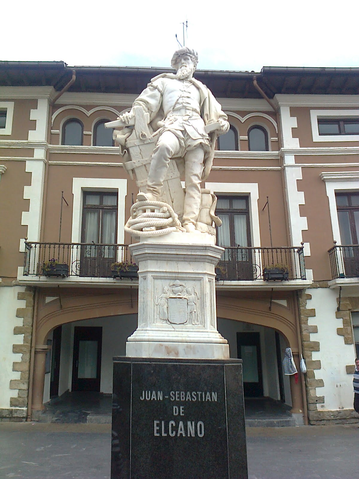 EFIGIE DE JUAN SEBASTIAN DE ELCANO EN GUETARIA