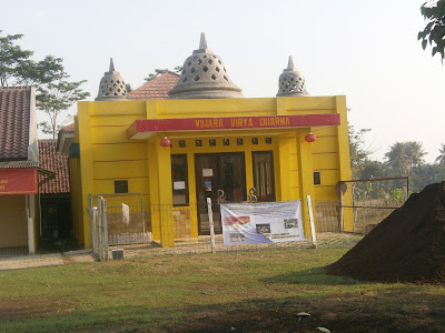 kelenteng tua cibarusah bernama Ngo Kok Ong, Wihara Virya Dharma berada satu komplek dengan kelenteng  ngo kok ong,Kelenteng Ngo Kok Ong didirikan pada tahun 1673