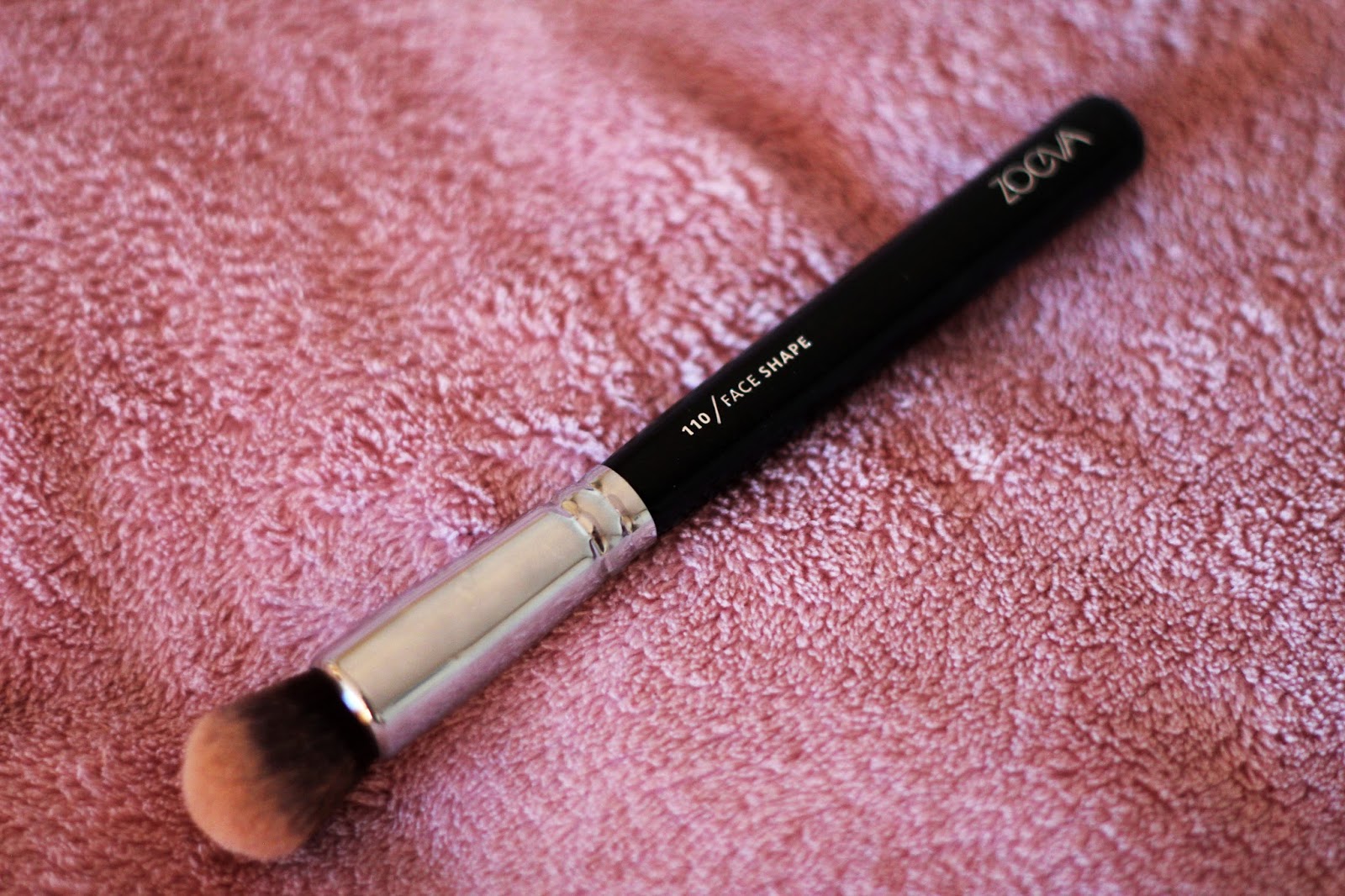 Studs and Dreams Zoeva 110 Face Shape Makeup Brush