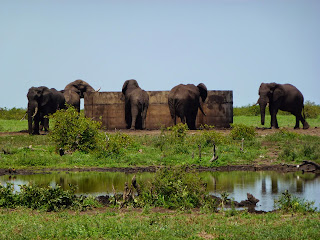 Grote ronde betonbekkens, waarin grondwater met milieuvriendelijke windmolens opgepompt wordt. 