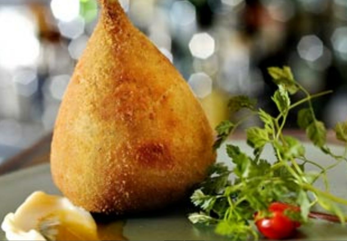coxinha de frango é um salgadinho à base de massa feita com coxinha de frango é um salgadinho à base de massa feita com
