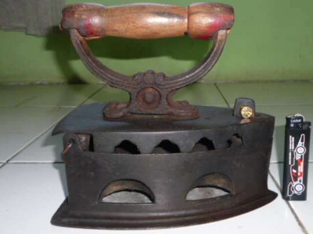 Budy Antiques Gallery : Setrika Arang Kuno Bahan Kuningan (SK 14)