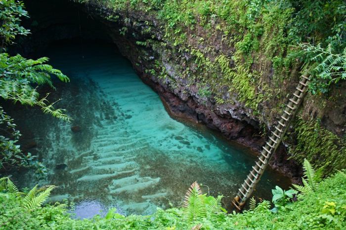 Independent State of Samoa - an island nation located in the South Pacific Ocean. For tourists who love to spend time after study has interesting corners of our planet, here is a great place. Get even, for example, is a picturesque little lake called the To Sua Ocean Trench, located near the National Park in the village of lotus-eaters.